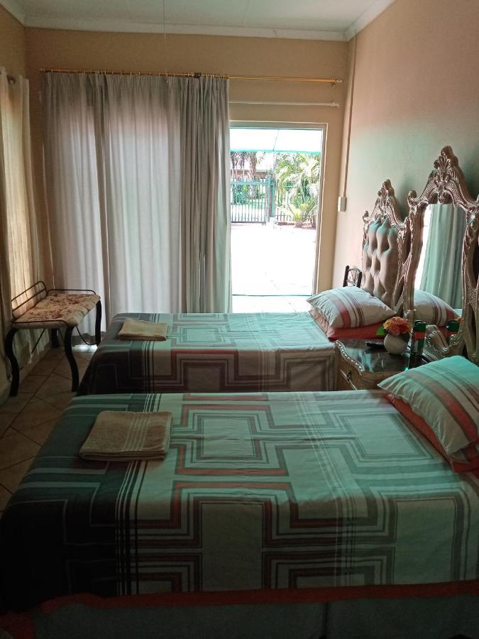 De La Rose Guesthouse Lephalale Esterno foto