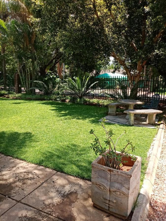 De La Rose Guesthouse Lephalale Esterno foto