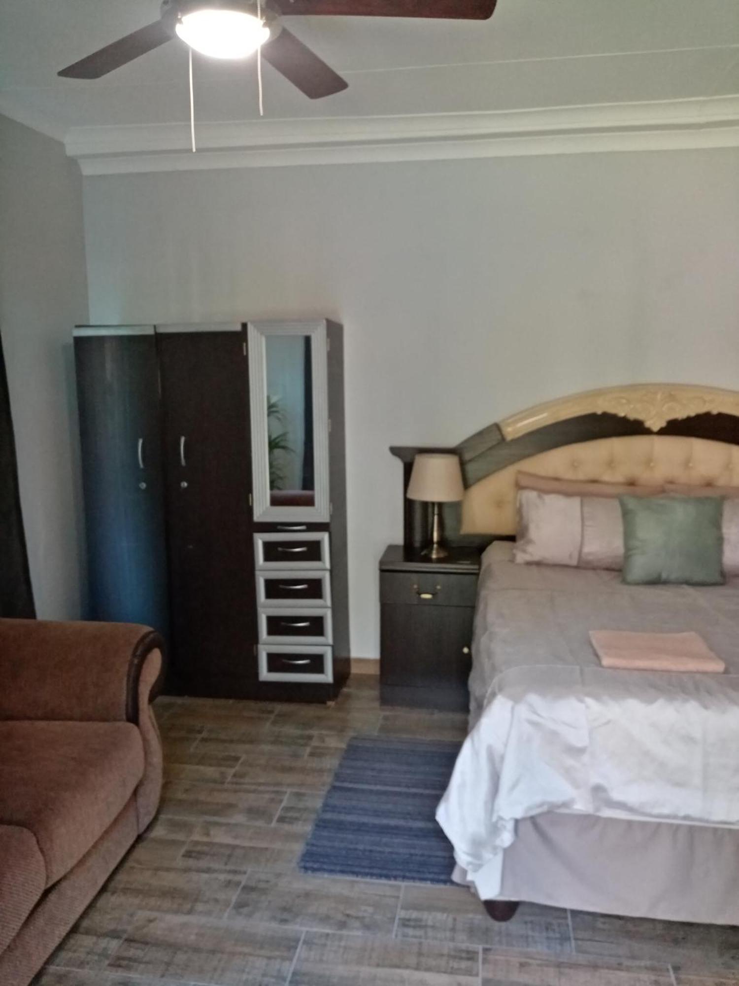 De La Rose Guesthouse Lephalale Esterno foto