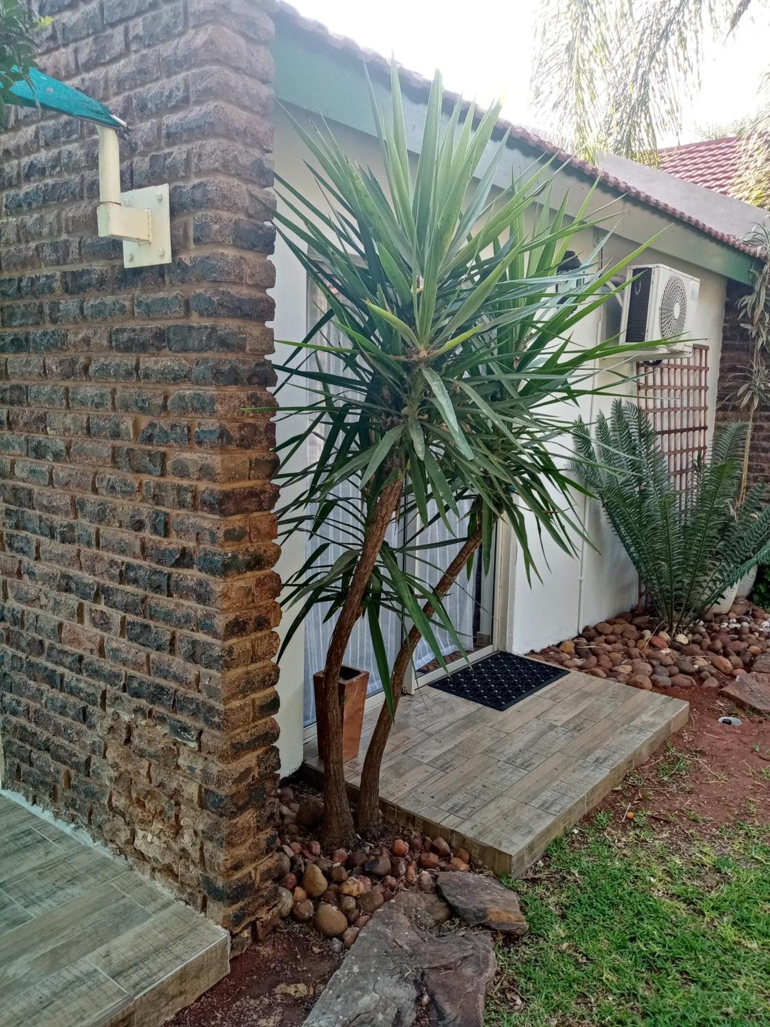 De La Rose Guesthouse Lephalale Esterno foto