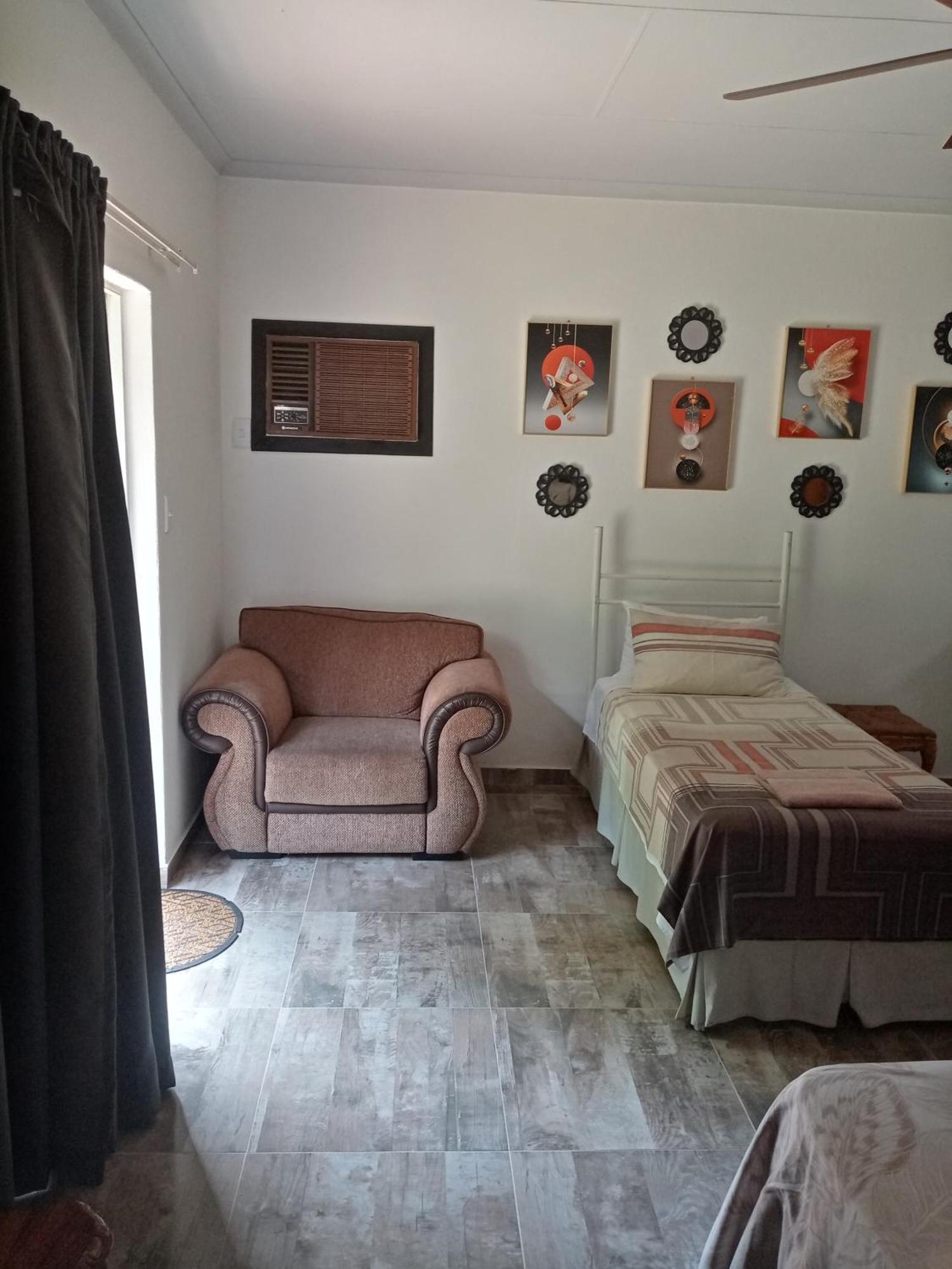De La Rose Guesthouse Lephalale Esterno foto