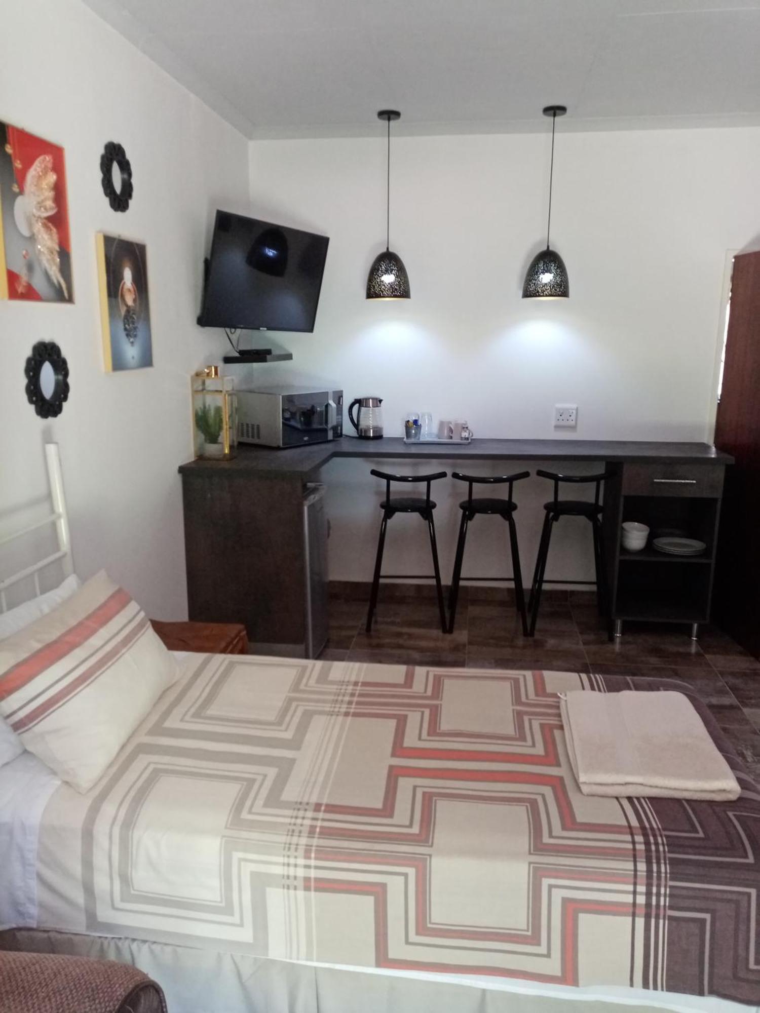 De La Rose Guesthouse Lephalale Esterno foto